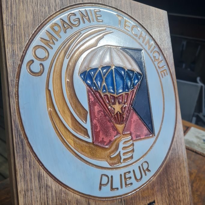 Plaque Compagnie Technique - 1er RTP Plaque commémorative en bois et résine de la Compagnie Technique du 1er RTP, réalisée artisanalement par Fumblebox.