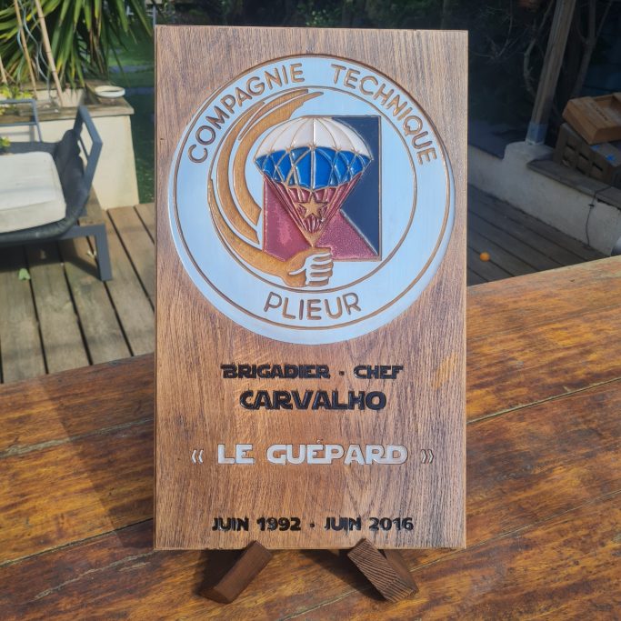Plaque Compagnie Technique - 1er RTP Plaque commémorative en bois et résine de la Compagnie Technique du 1er RTP, réalisée artisanalement par Fumblebox.