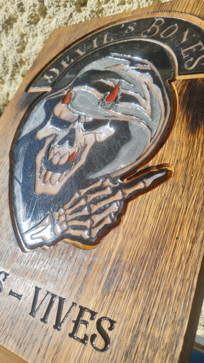 Plaque Club Devils Bones Plaque personnalisée pour le club de motards Devils Bones, réalisée par Fumblebox.