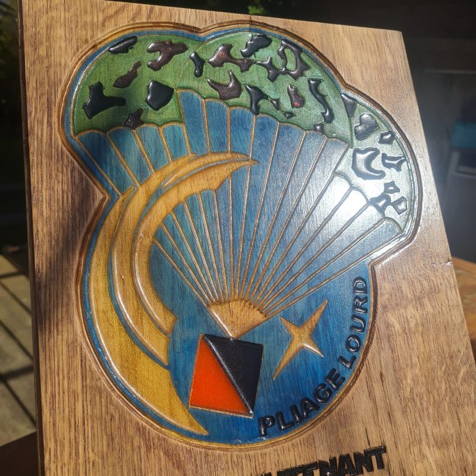 Plaque SPE - CT - 1er RTP Plaque commémorative en bois et résine de la Section de pliage et d'entretien (SPE) du 1er RTP, réalisée artisanalement par Fumblebox.