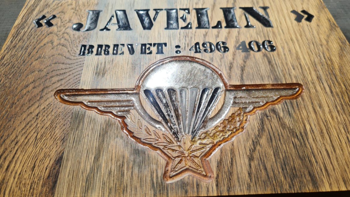 Plaques Clubs Moto Para Plaque personnalisée pour club de moto militaire parachutiste, réalisée par Fumblebox.