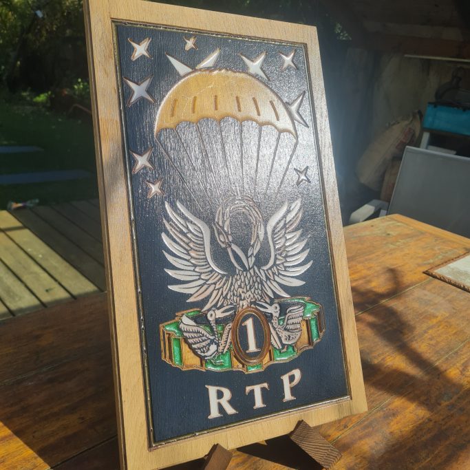 Plaque Commémorative : 1er RTP Plaque commémorative artisanale en bois et résine, gravée avec l'insigne du 1er Régiment du Train Parachutiste (1er RTP).