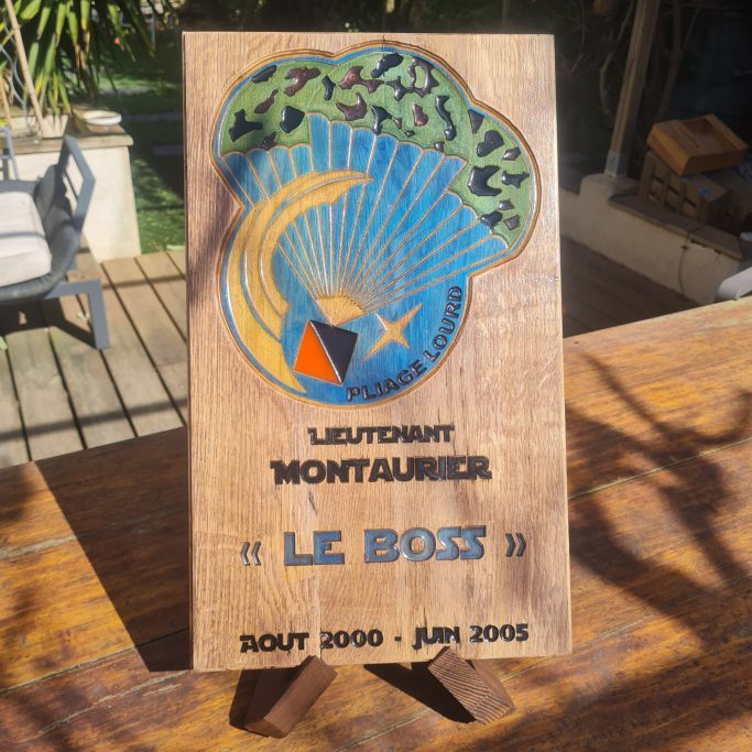 Plaque SPE - CT - 1er RTP Plaque commémorative en bois et résine de la Section de pliage et d'entretien (SPE) du 1er RTP, réalisée artisanalement par Fumblebox.