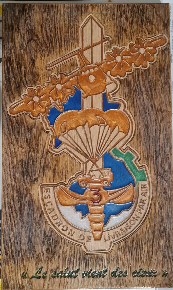 Plaque 3e ELPA - 1er RTP Plaque commémorative en bois et résine du 3e Escadron de Livraison par Air (3e ELPA) du 1er RTP, réalisée sur mesure par l'atelier Fumblebox
