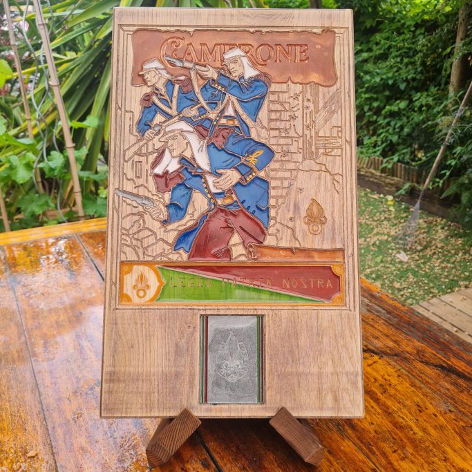 Plaque Commémorative : Camerone Plaque commémorative en bois et résine sur la Bataille de Camerone, réalisée sur mesure par l'atelier Fumblebox.