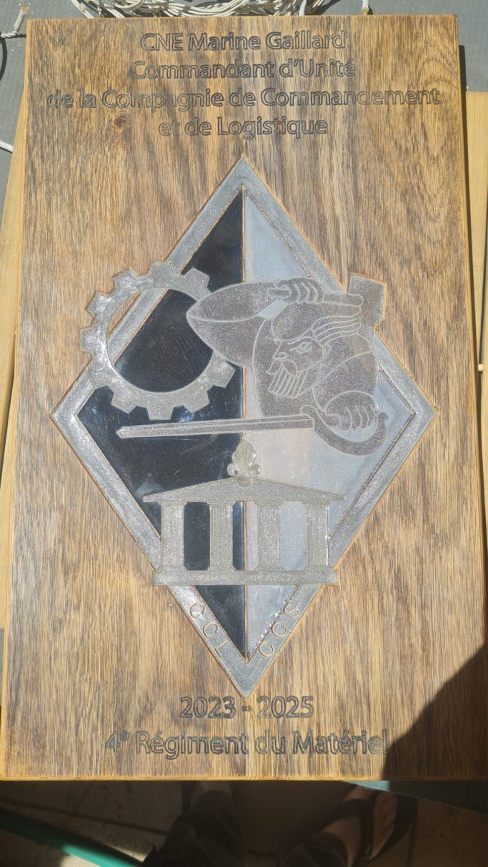 Plaque 4e RMAT - CCL Nîmes Plaque commémorative en bois et résine de la CCL du 4e Régiment du Matériel (4e RMAT) de Nîmes, réalisée artisanalement par Fumblebox