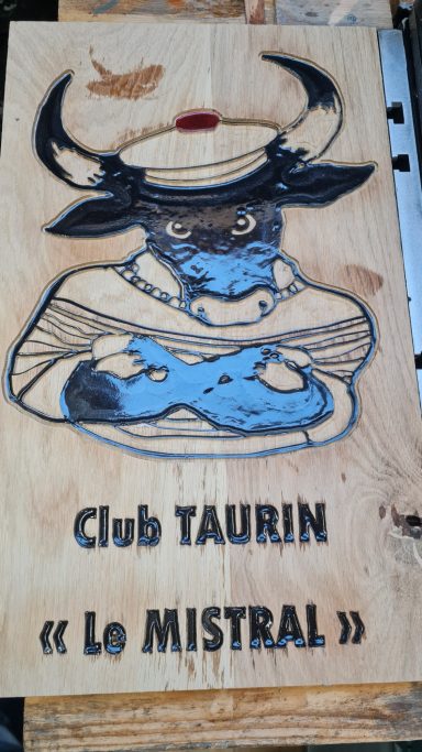 "Club TAURIN - Le Mistral". Panneau en bois représentant un taureau avec une casquette de marin, intitulé "Club TAURIN - Le Mistral".