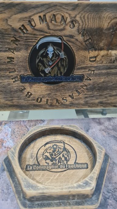 Sculpture en bois avec symbole de la mort et texte "Hendo's" en relief.