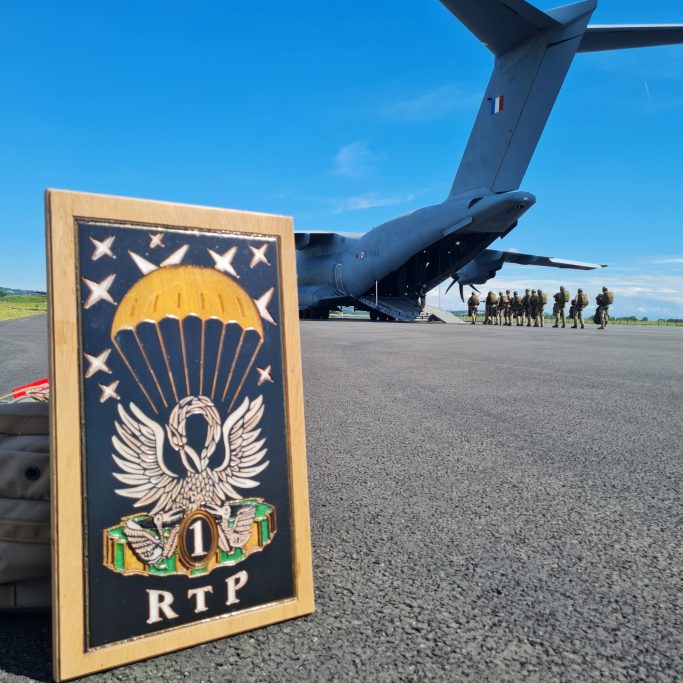 Plaque Commémorative : 1er RTP Plaque commémorative artisanale en bois et résine, gravée avec l'insigne du 1er Régiment du Train Parachutiste (1er RTP).